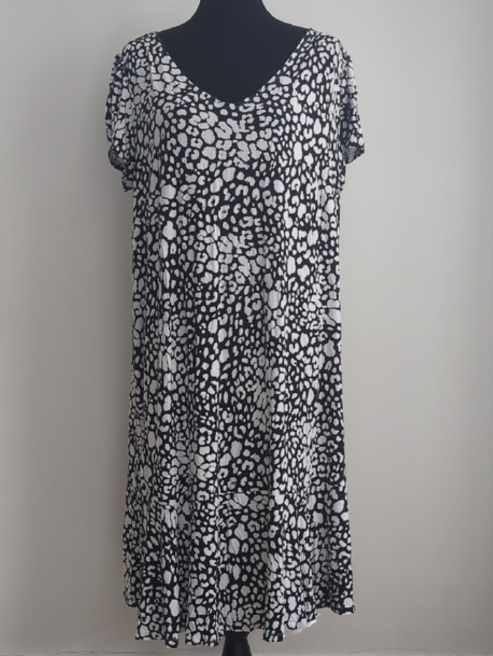 Rachel Zoe Black & White Animal Print V-Neck Short Sleeve Shift Dress Knit 1X